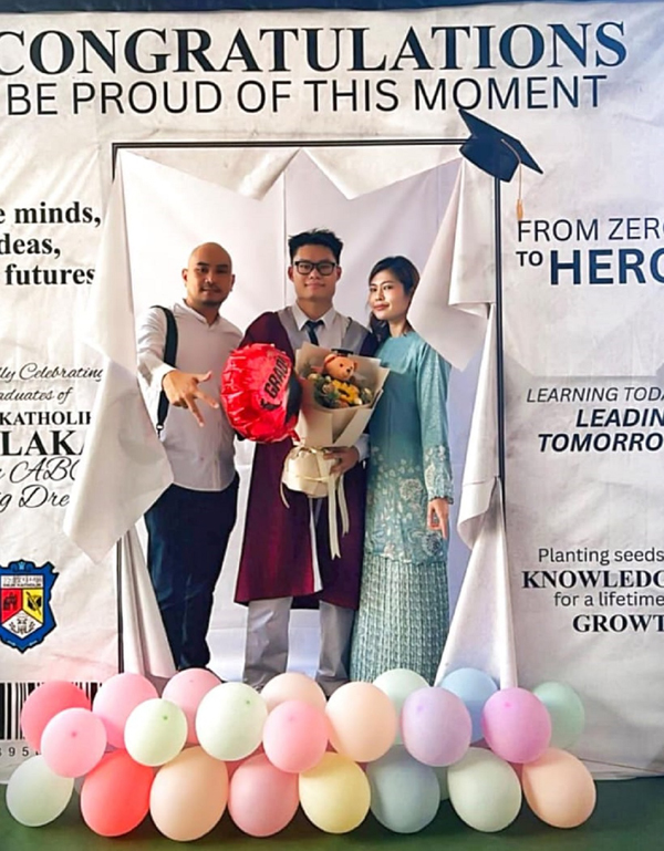 远在吉隆坡工作的父母陈泰伸(左)与王艾薇(右),特地请假返回古城参加儿子陈高锋的毕业典礼。