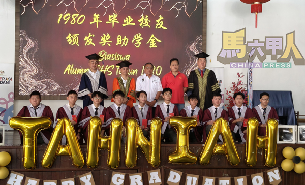 1980年毕业的校友众筹款项作为中五毕业生的奖助学金。后排右起赖水和、何文华、谭保同、张景明和罗宪彪。