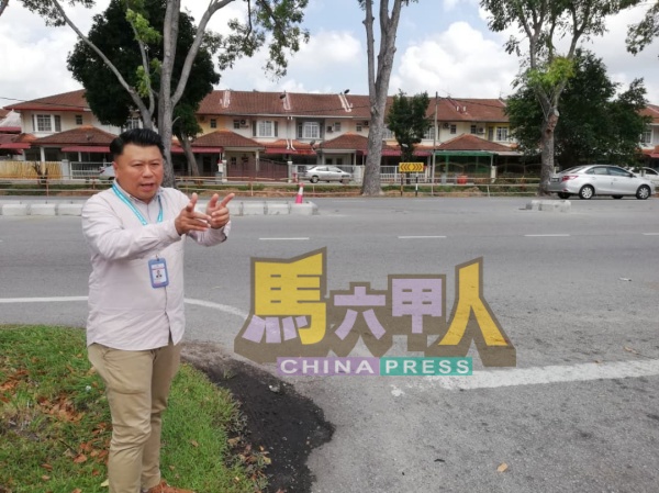 符龙川巡视默迪卡国小前的交通安全岛工程，路中三角形安全岛将会拆除。