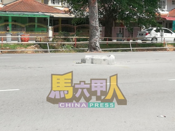 路中小小的三角形安全岛将会拆除，避免交通工具不慎撞上。