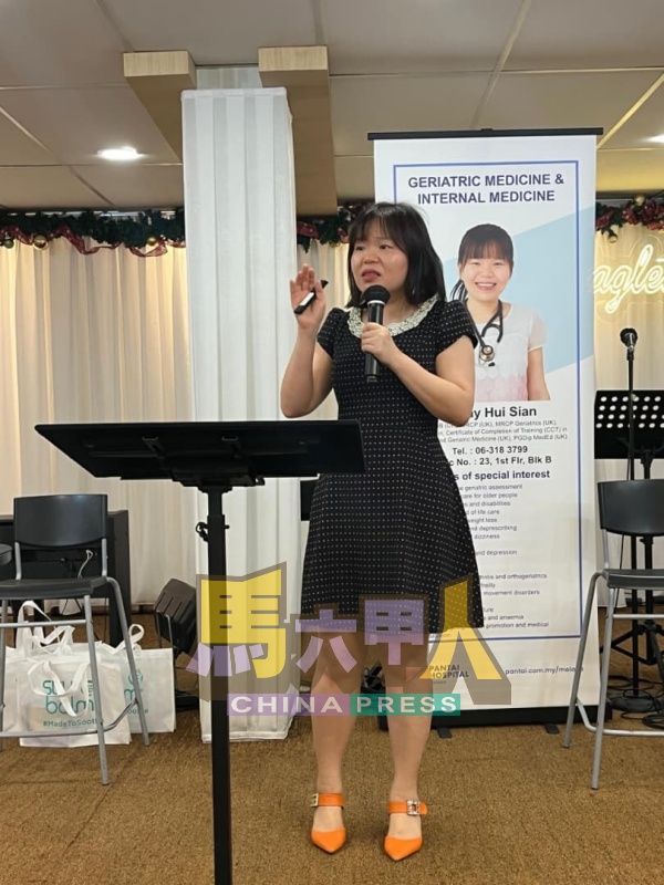 郑惠蔙医牲主讲“银发乐活,健康同行”健康分享会。