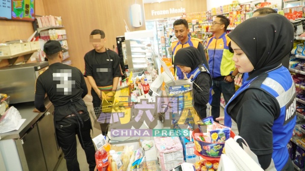 便利店也售卖食物，卫生管理受到执法人员关注。