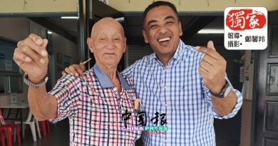 独家｜一个议员一个老人逗趣互动 帮人帮出跨族“父子情”