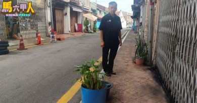 今日马六甲头条〡老街区人行走道 置放杂物    成行人陷阱