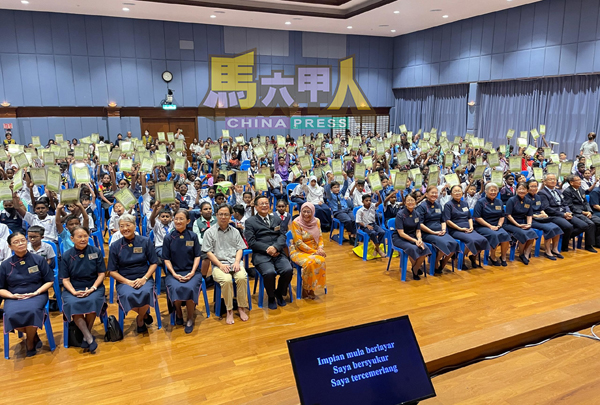 慈济马六甲分会透过2025年慈济奖助学金计划,颁发总额19万5950令吉的奖助学金,给633名来自各族清寒家庭的中小学生。