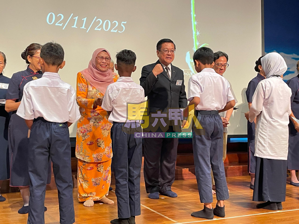 卡宋诺丁(面对镜头者左2起)、曾广发及戴启仁,一同将慈济奖助学金颁发给受惠学生。