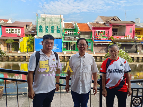 朱智威(左起)、刘志俍及陈劲源视察吉灵街正在重建的其中一个老屋单位,发现建筑高度高过左右单位。