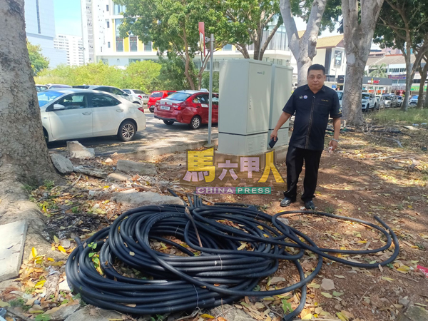 雷宝翔:空地沦为垃圾场,堆积电线管,将建议市政厅在该处安装电眼监控。