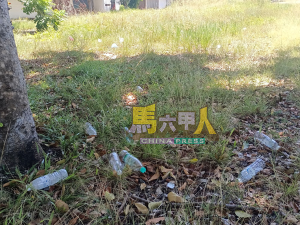 缺乏公德心人士随意乱丢垃圾,导致空地上出现许多塑料瓶。