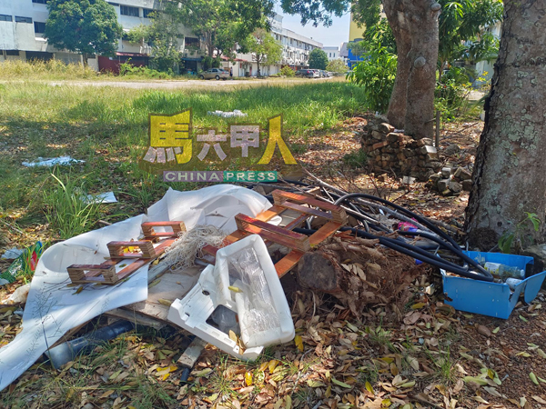 空地上堆积各种废弃物,有建筑材料及塑料垃圾,现场凌乱不堪,也破坏市容。