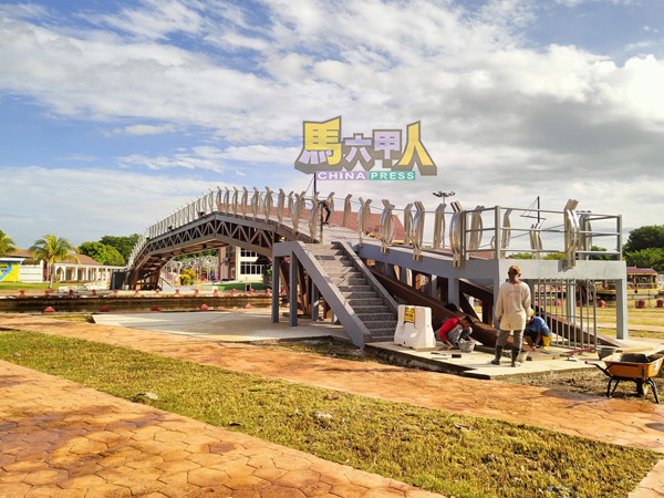 于10月25日晚间举行落成典礼的“当美都瓦蒂桥”，原来尚未全面竣工。