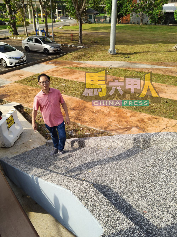 楼梯未设围栏及扶手。