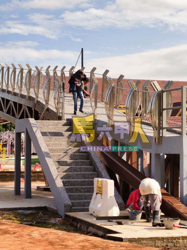 还在施工中的当美都瓦蒂桥，经有民众使用。