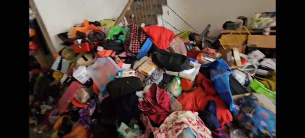 还没清理前的客厅,杂物堆积如山。