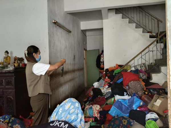 ■林朝雁之前上门了解时,发现通往楼上的楼梯也被杂物堵塞。