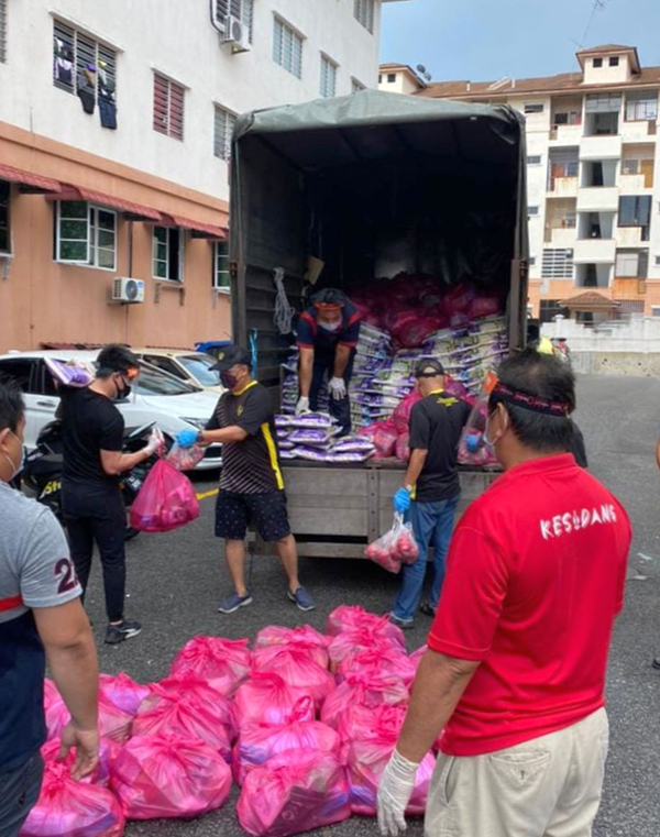 ■一些非政府组织和议员服务中心，自2020年疫情期间开始迄今，不间断为弱势群体送上物资。（档案照）