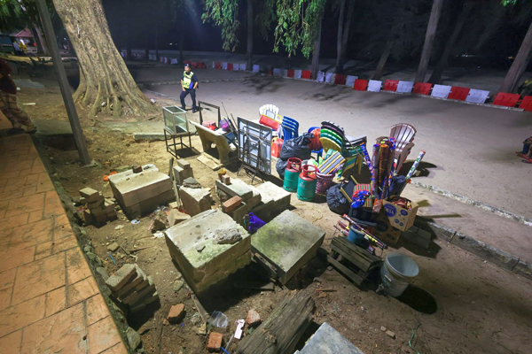 ■公主海滩将仿效吉里望海滩路边摊经营模式。图为执法人员监督摊位的清理工作。（图取自市政厅面子书）