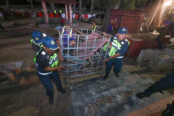 ■执法人员合力移走摊位物品。（图取自市政厅面子书）