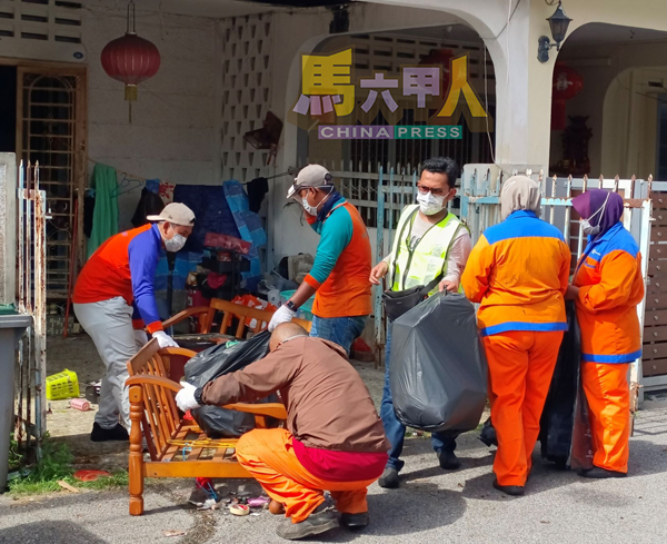 ■工作人员全副武装,戴上口罩和手套,以及手持大垃圾袋,展开清理工作。