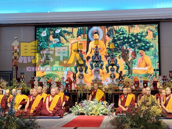 ■出席第16届大马噶举祈愿大法会的众僧坐在佛台前。