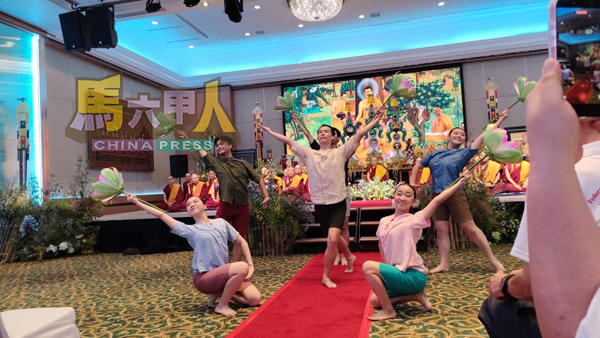 ■共享空间专业舞蹈团呈现闭幕式开场舞蹈《净》。