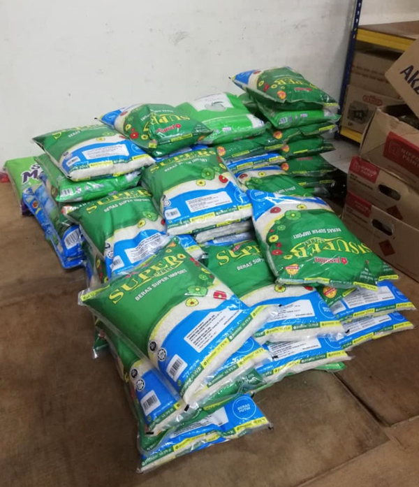 ■弱势群体获得的援助物资包括白米。