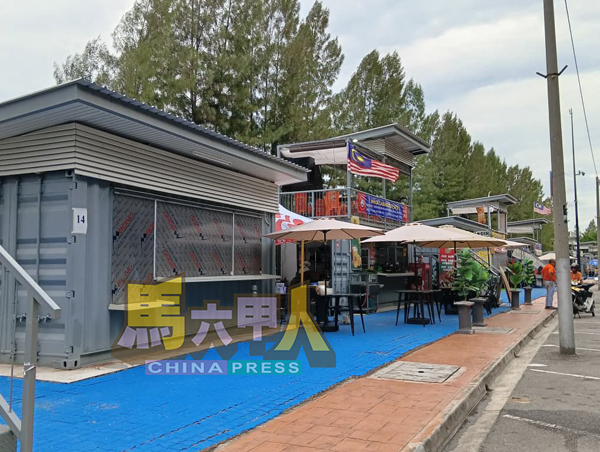 ■整顿后的吉里望海滩路边商贩摊， 整洁有序。