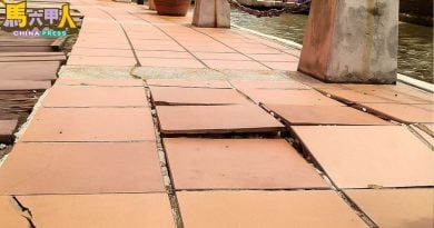 沿河走道 地砖爆裂   威胁行人游客安全