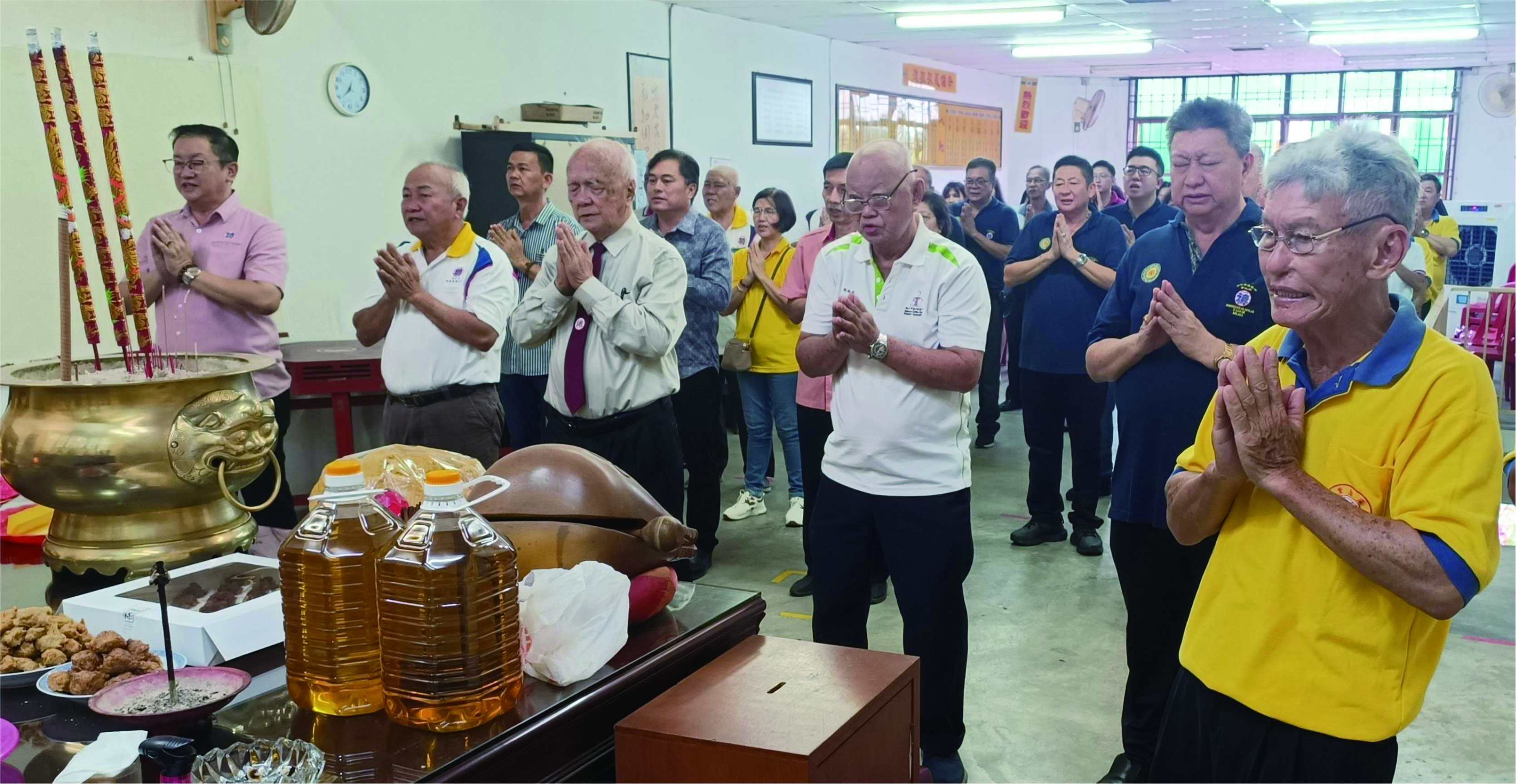 ■野新德教会紫励阁庆23周年参拜诵典为师尊祝寿仪式。前排左起:张君国、林亚葆、阁长林斯江、周南益及廖大春。