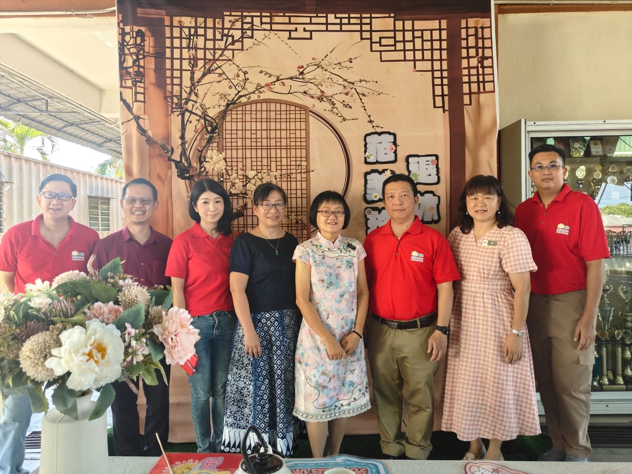 ■董家协理事在范美玲老师荣休时与她拍照留下美丽的回忆。