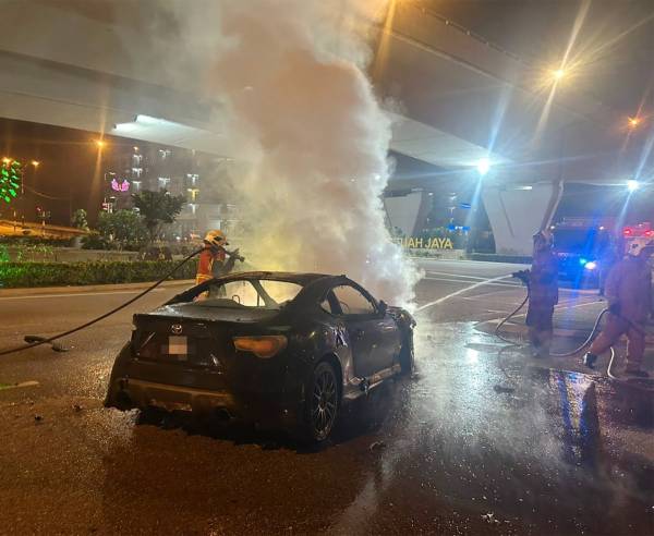 两车相撞后,导致轿车失火,消拯员赶到现场展开灌救。