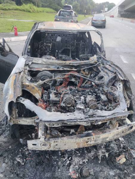 轿车前半部被烧毁。