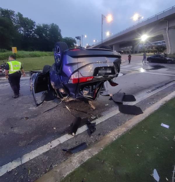 休旅车被撞得倾覆路中,险象环生。