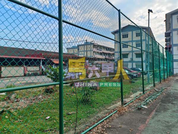 原本破烂不堪的铁丝网,已经全面更新。