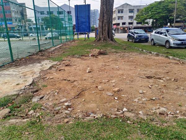 市政厅拆除球场旁的厕所,该厕所已无法使用,环境脏乱,四周被涂鸦,破坏市容。