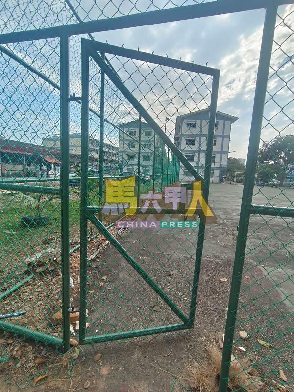 球场重做新大门,原本的大门不翼而飞。