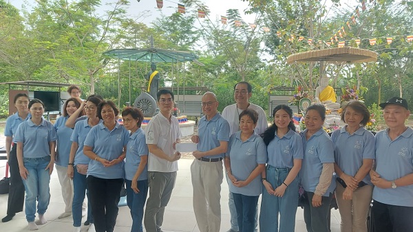 梵行寺禅林董事张文海（前排左7起）移交捐款给无语良师学院代表陈庆华医生。