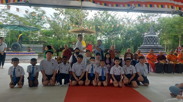 巴淡芙露华小受惠学生接领助学金。