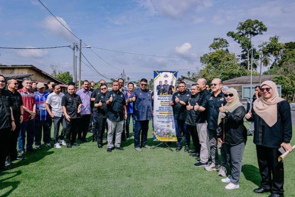 阿都拉勿(前排右7起)在查哈里陪同下,为新交通圈主持启用礼。右3起为魏喜森、法鲁尼占、阿兹哈及哈密迈丁。