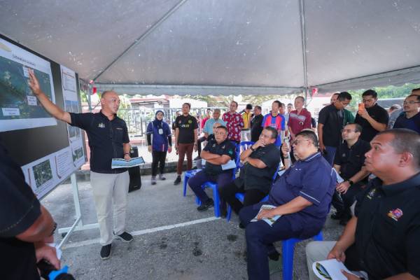 嘉宾在会上聆听工程汇报。